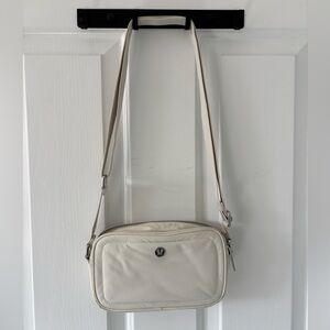 Lululemon Everywhere Crossbody Bag 2L - White/Cream